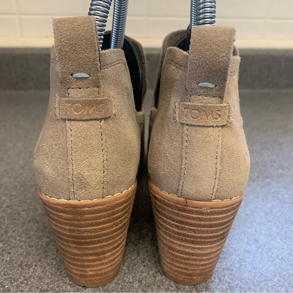TOMS The Kallie wedge suede bootie designed to transition between seasons Size 6 - Picture 4 of 9